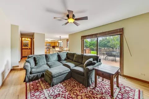 Living - 761 Kylemore Dr, Des Plaines, IL 60016 photo 3 of 3