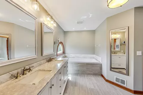Bath - 761 Kylemore Dr, Des Plaines, IL 60016 photo 3 of 5