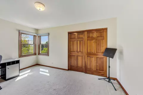 Bedroom - 761 Kylemore Dr, Des Plaines, IL 60016 photo 4 of 6