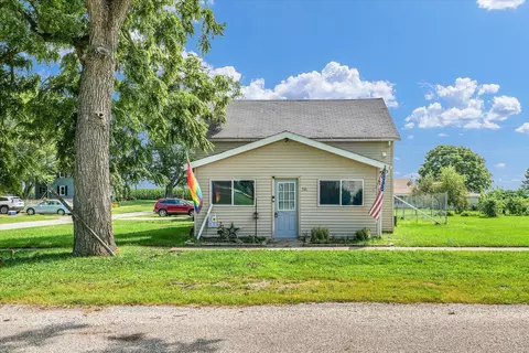 315 N Walnut St, Arrowsmith, IL 61722 photo 3