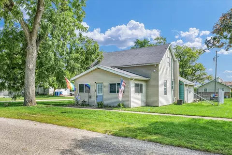 315 N Walnut St, Arrowsmith, IL 61722 photo 2