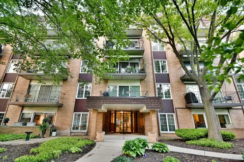 445 N Park Blvd #3A, Glen Ellyn, IL 60137