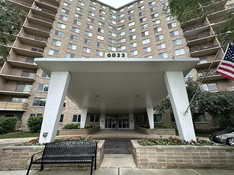 6833 N Kedzie Ave #302, Chicago, IL 60645