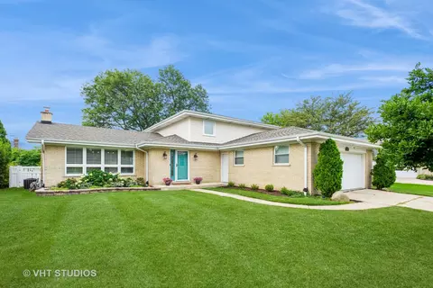 327 Summit Ct, Schaumburg, IL 60193