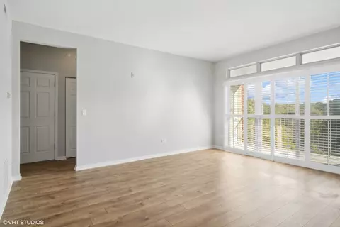 Living - 660 Prestwick Ln #507, Wheeling, IL 60090 photo 1 of 2