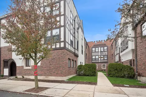 1099 Merril St #2, Winnetka, IL 60093