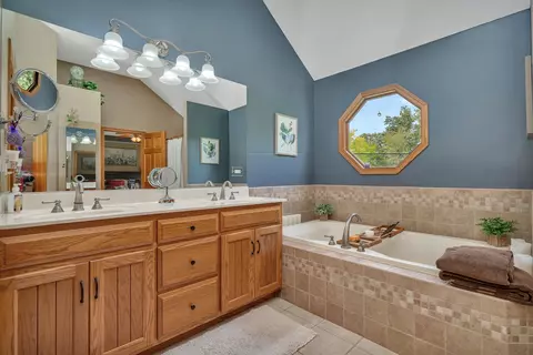 Bath - 2052 N 3569th Rd, Serena, IL 60549 photo 1 of 3