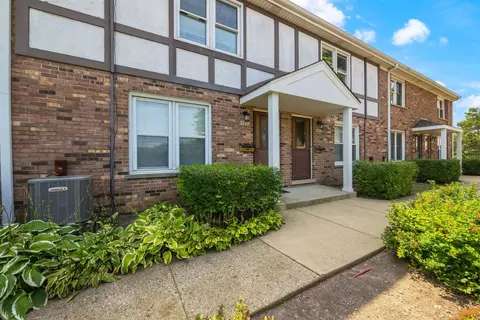 1768 Pickwick Ln, Glenview, IL 60026
