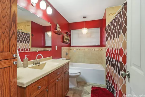 Bath - 721 Kingston Blvd, Mchenry, IL 60050 photo 1 of 2