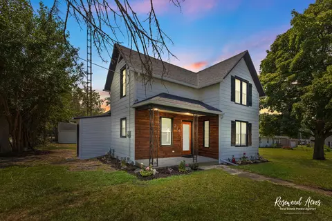 224 E Papineau St, Papineau, IL 60956