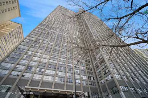 655 W Irving Park Rd #3013, Chicago, IL 60613