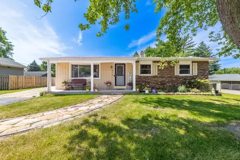 476 Belle Plaine Ave, Gurnee, IL 60031