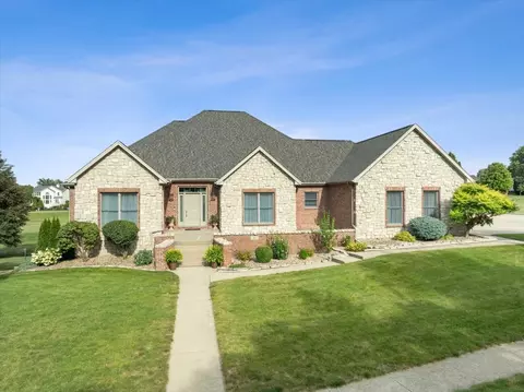26 Stonehedges Ct, Bloomington, IL 61705