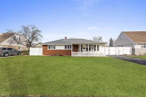 6240 W 83rd Pl, Burbank, IL 60459