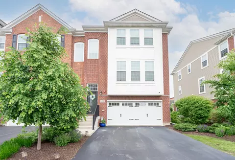 2532 Huntleigh Ln, Woodridge, IL 60517