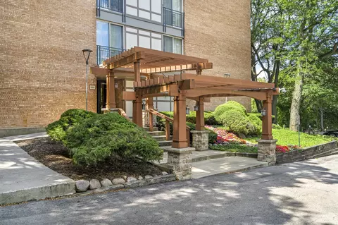 5810 Oakwood Dr #5L, Lisle, IL 60532