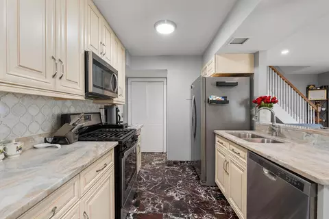 Kitchen - 1312 Fall Ct #1312, Wheeling, IL 60090 photo 1 of 2