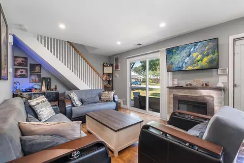Living - 1312 Fall Ct #1312, Wheeling, IL 60090 photo 2 of 3