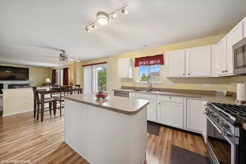 716 Brita Trl, Minooka, IL 60447 photo 11