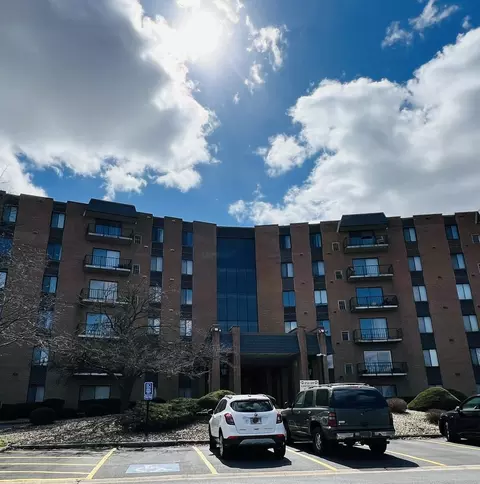 900 Sunset Dr #611, Glenwood, IL 60425