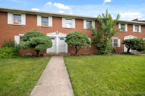 743 Old Indian Trail Rd, Aurora, IL 60506