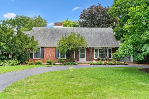 1 Clayshire Ln, Rockford, IL 61107