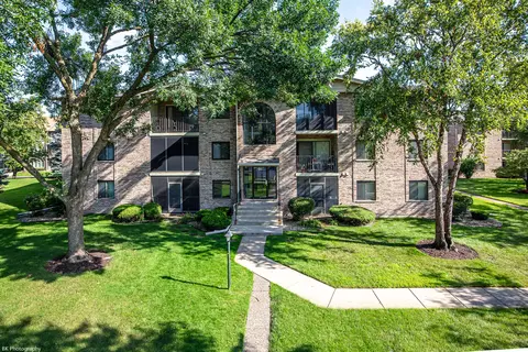 4926 134th St #201, Crestwood, IL 60445