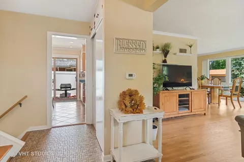 350 Cambridge Rd, Des Plaines, IL 60016 photo 4