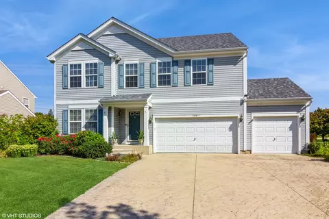 560 Gray Ave, Elburn, IL 60119
