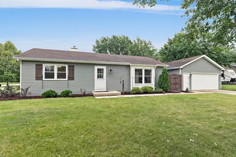 203 N Sycamore Ln, North Aurora, IL 60542