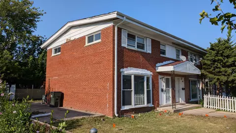 8915 Robin Dr #A, Des Plaines, IL 60016 photo 2