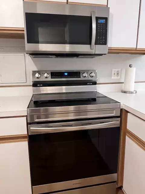 Kitchen - 4517 Kings Walk Dr #1C, Rolling Meadows, IL 60008 photo 7 of 8