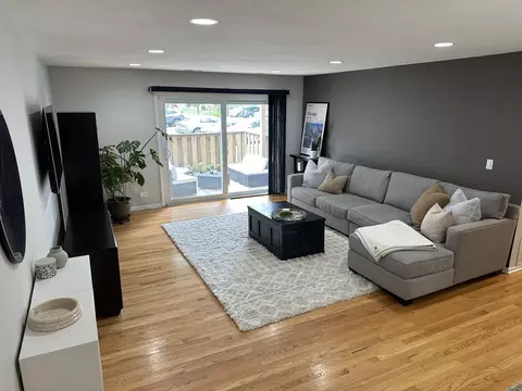 Living - 4517 Kings Walk Dr #1C, Rolling Meadows, IL 60008 photo 2 of 4