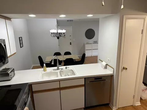 Kitchen - 4517 Kings Walk Dr #1C, Rolling Meadows, IL 60008 photo 2 of 8