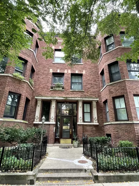 659 W Wellington Ave #1, Chicago, IL 60657