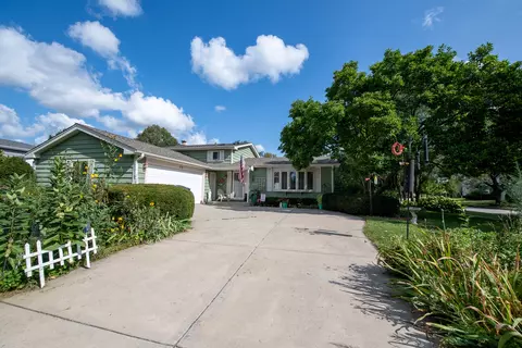 512 Sandy Ln, Libertyville, IL 60048