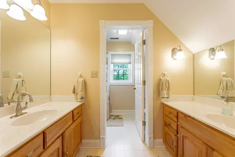 Bath - 9505 Wolf Rd, Kingston, IL 60145 photo 4 of 7