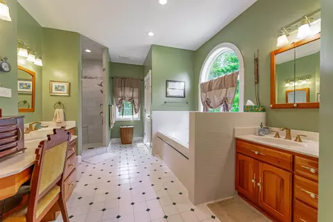 Bath - 9505 Wolf Rd, Kingston, IL 60145 photo 2 of 7