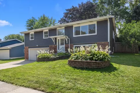 506 N Airlite St, Elgin, IL 60123