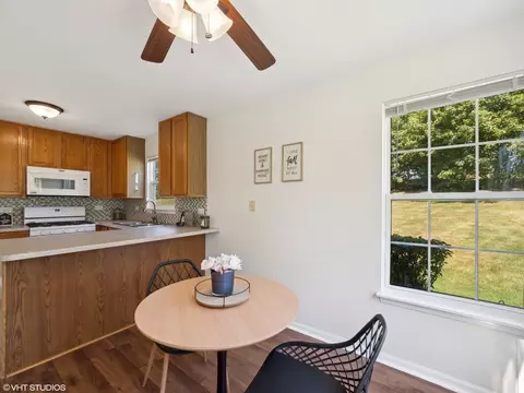 Dining - 305 Buckingham Cir #B, Elgin, IL 60120 photo 2 of 3