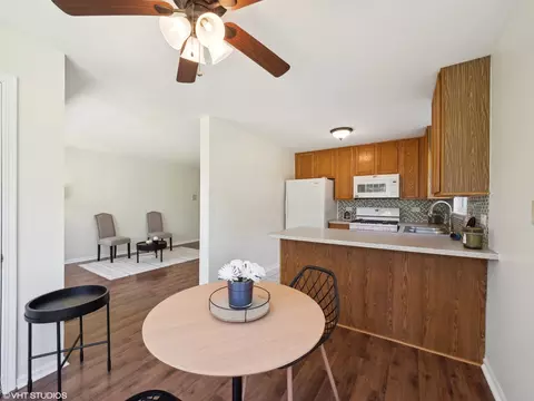 Dining - 305 Buckingham Cir #B, Elgin, IL 60120 photo 1 of 3