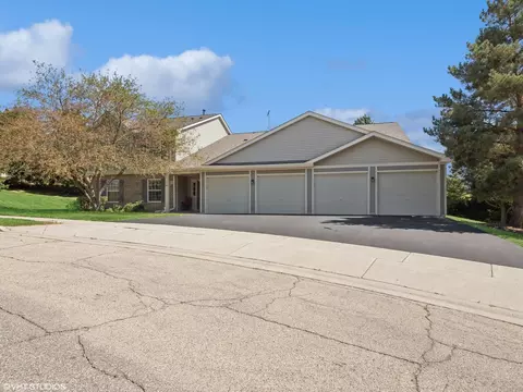 305 Buckingham Cir #B, Elgin, IL 60120