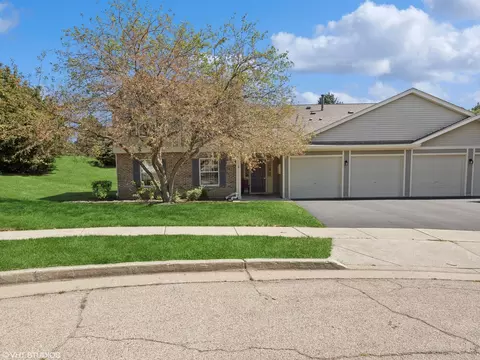 Exterior - 305 Buckingham Cir #B, Elgin, IL 60120 photo 1 of 3