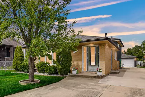 8326 S 78th Ct, Justice, IL 60458