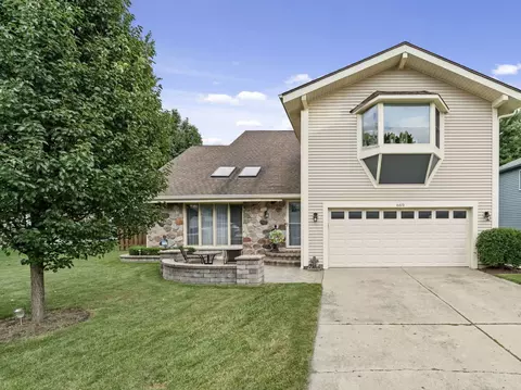 669 Monterey Dr, Crystal Lake, IL 60014