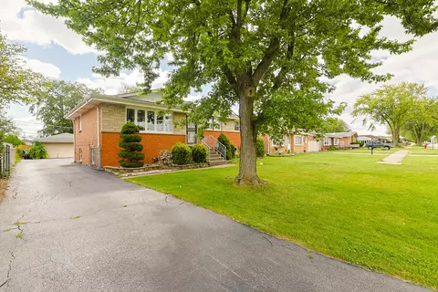 7535 S Octavia Ave, Bridgeview, IL 60455 photo 2