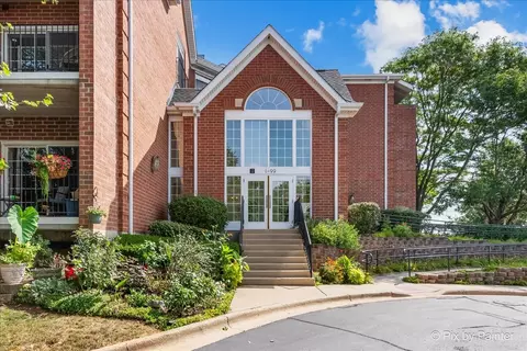 35 Hunt Club Dr #65, Saint Charles, IL 60174