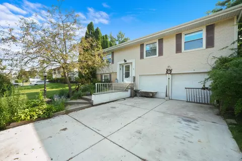 2 S055 Avondale Ln, Lombard, IL 60148