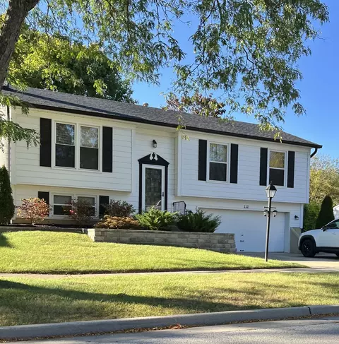 112 S Deerpath Dr, Vernon Hills, IL 60061