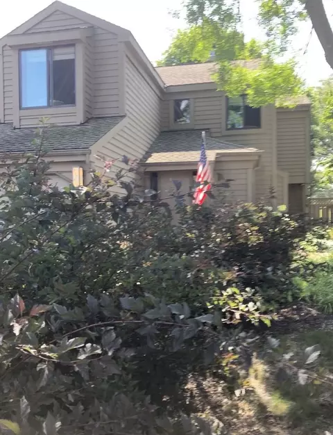 717 Golf Ln #947, Lake Barrington, IL 60010
